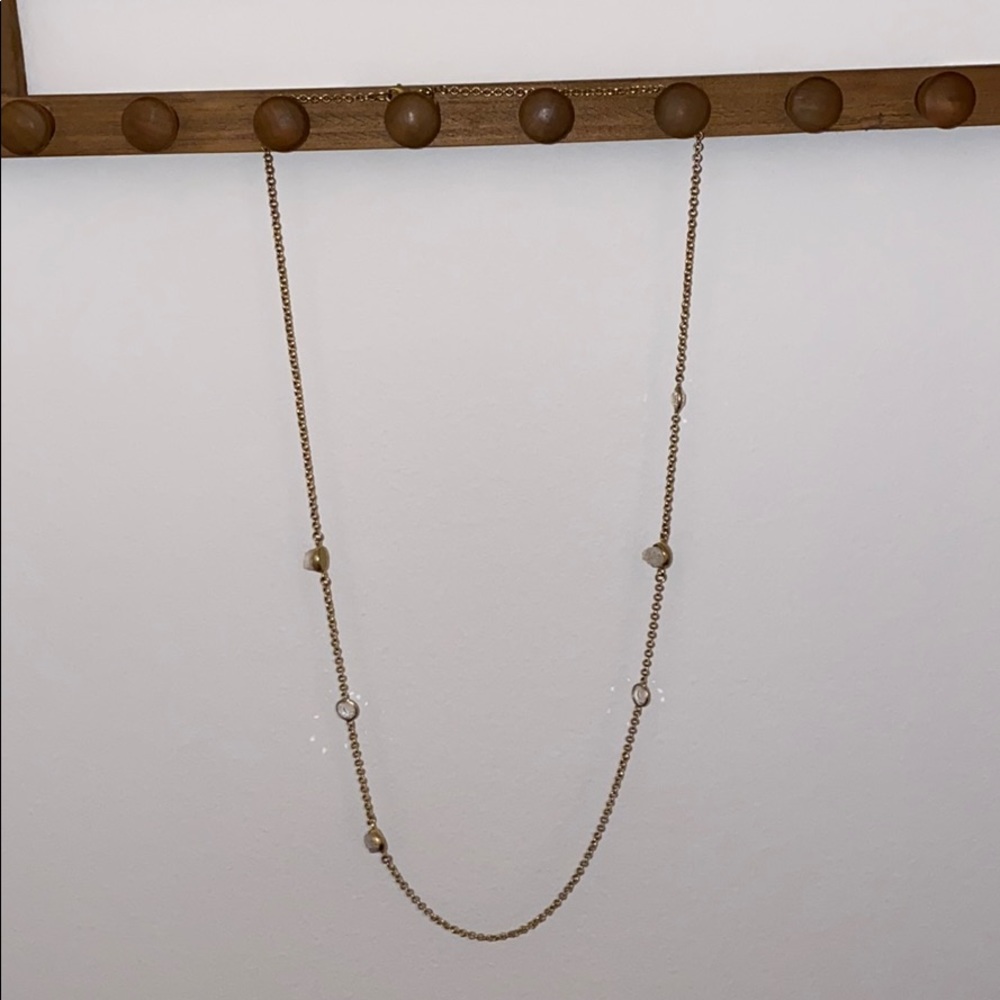 Long gold necklace.
